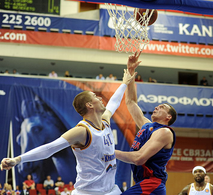 Пол ДЭВИС против Александра КАУНА. Фото - Алексей ИВАНОВ,