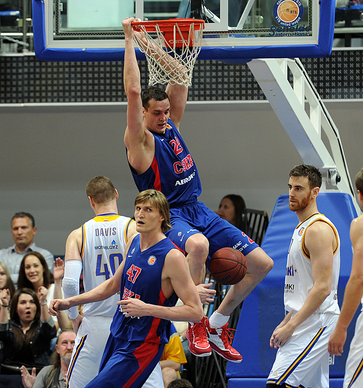 В атаке - центровой ЦСКА Александр КАУН. Фото - Алексей ИВАНОВ,