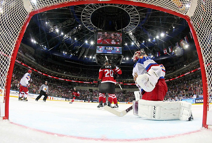 17 мая. Прага. Канада - Россия - 6:1. Вратарь сборной России Сергей БОБРОВСКИЙ пропускает очередную шайбу. Фото - REUTERS