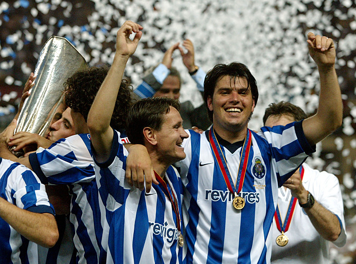 Дмитрий АЛЕНИЧЕВ радуется Кубку УЕФА. Фото REUTERS