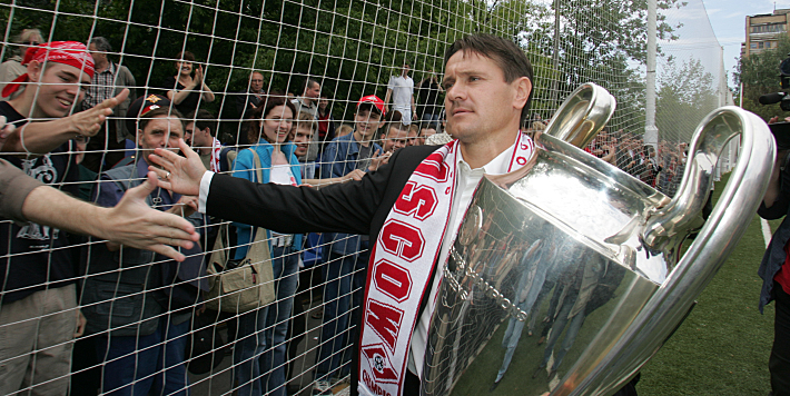 Дмитрий АЛЕНИЧЕВ с кубком Лиги чемпионов. Фото Александр ФЕДОРОВ,