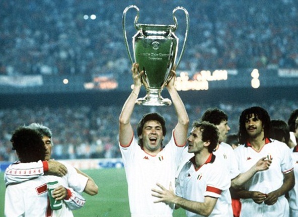 Карло АНЧЕЛОТТИ с трофеем Кубка чемпионов. Фото www.storiedicalcio.altervista.org