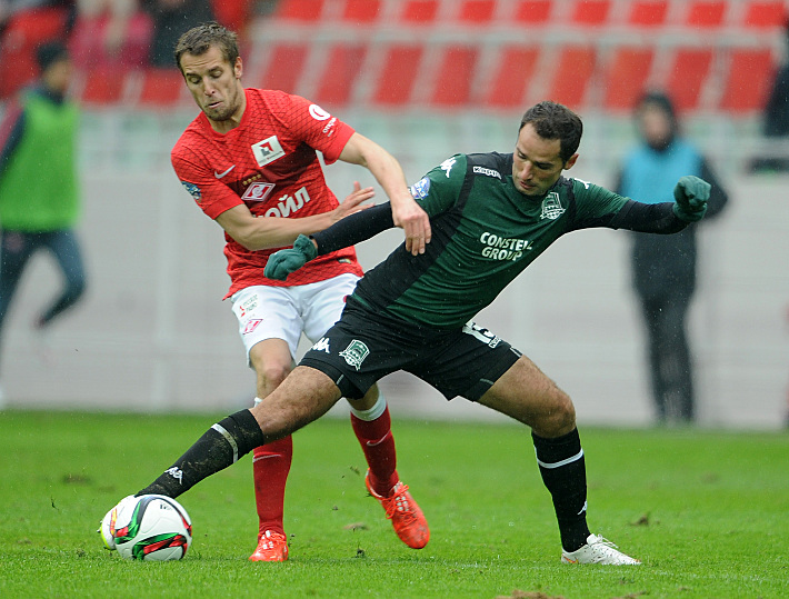 Пока вопрос о том, будут ли Дмитрий КОМБАРОВ и Роман ШИРОКОВ защищать одни клубные цвета остается открытым. Фото Александр ФЕДОРОВ,