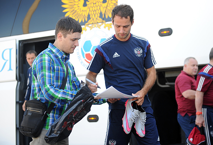 Сегодня. Москва. Капитан сборной Росии Роман ШИРОКОВ раздает автографы. Фото - Александр ФЕДОРОВ,