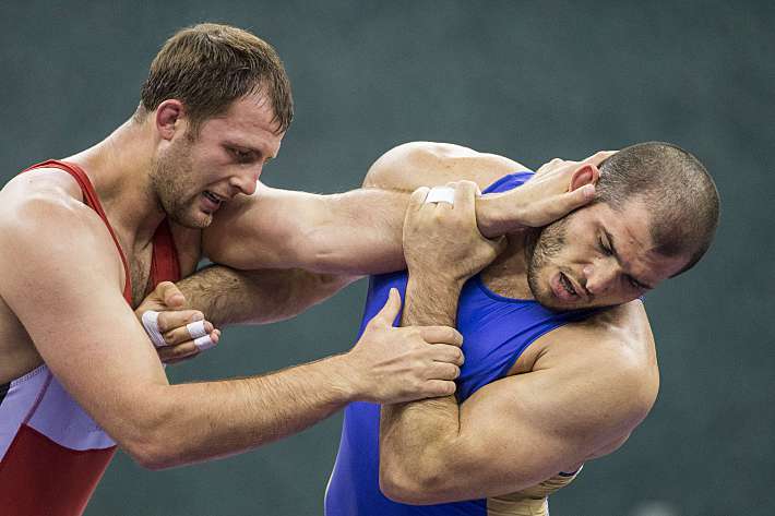 Сегодня. Баку. Россиянин Ислам МАГОМЕДОВ (слева) в финале одолел украинца Дмитрия ТИМЧЕНКО. Фото - AFP