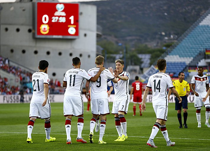 Суббота. Фару. Гибралтар - Германия - 0:7. 28-я минута. Андре ШЮРРЛЕ (№9) положил начало разгрому соперника. Фото - REUTERS
