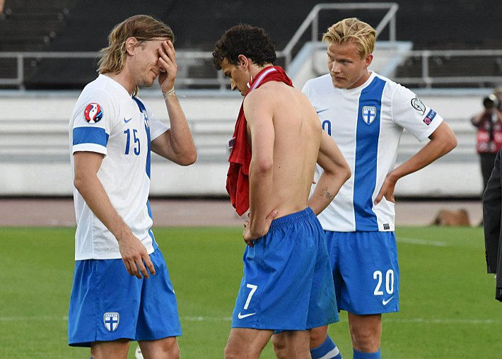 Суббота. Хельсинки. Финляндия - Венгрия - 0:1. После матча настроение у Романа ЕРЕМЕНКО (в центре) и партнеров не самое лучшее - команда потеряла шансы на выход в финальную стадию Euro. Фото - REUTERS