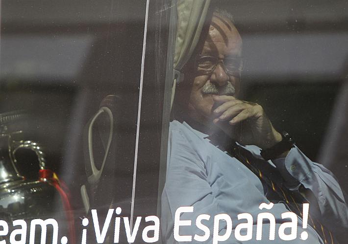 Висенте ДЕЛЬ БОСКЕ в автобусе чемпионов Европы-2012.