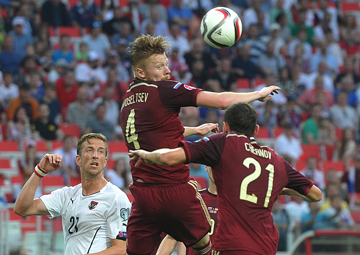 14 июня 2015. Москва. Россия – Австрия – 0:1. Иван НОВОСЕЛЬЦЕВ и Никита ЧЕРНОВ. Фото - Александр ФЕДОРОВ,