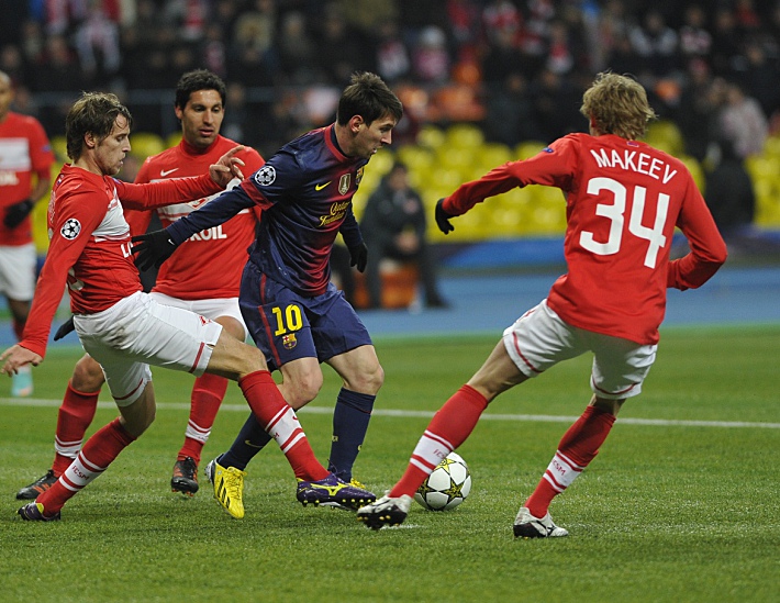 Дмитрий КОМБАРОВ, Хуан ИНСАУРРАЛЬДЕ и Евгений МАКЕЕВ против Лионеля МЕССЯ. Фото Александр ФЕДОРОВ,