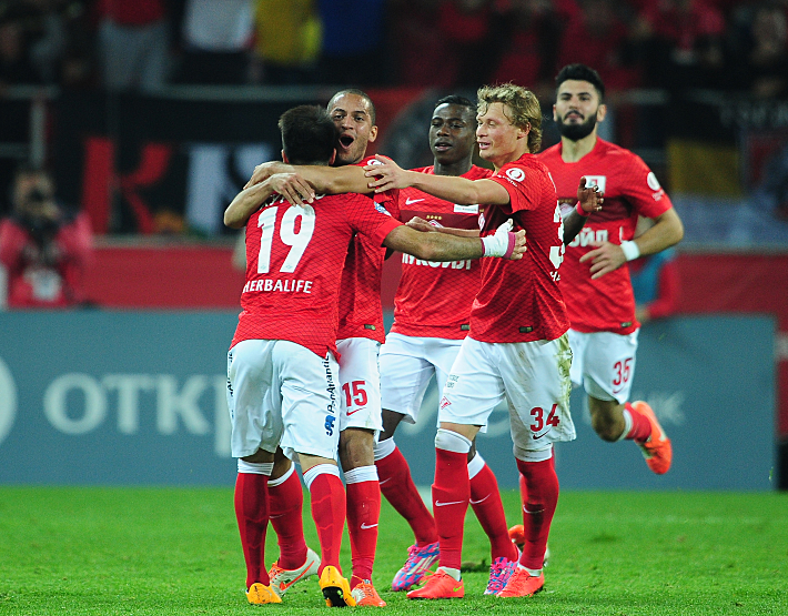 Хосе ХУРАДО (№19) принимает поздравления с голом от РОМУЛУ (№15), Квинси ПРОМЕСА и Евгения МАКЕЕВА. Фото Антон СЕРГИЕНКО