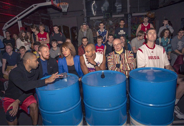 Иван НОВОСЕЛЬЦЕВ (второй слева) в окружении семьи Кейру, Александра ГОМЕЛЬСКОГО и Алексея САВРАСЕНКО. Фото - архив Катерины КЕЙРУ