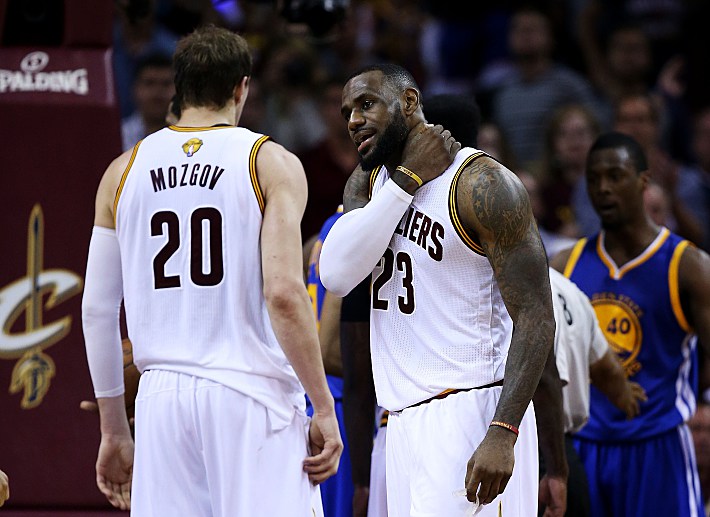 Тимофей МОЗГОВ и Леброн ДЖЕЙМС. Фото - AFP