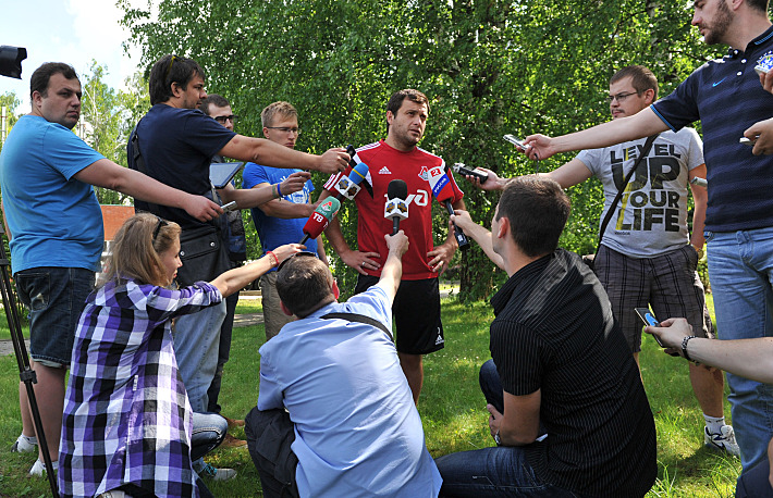 Сегодня. Баковка. Полузащитник Алан КАСАЕВ (в центре). Фото - Александр ФЕДОРОВ,