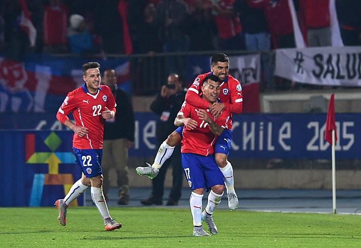 19 июня 2015. Игроки сборной Чили праздную победу над сборной Боливии