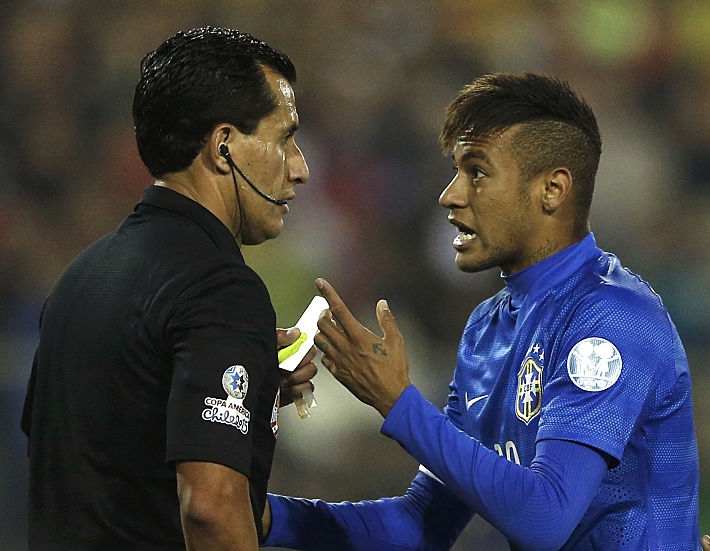 17 июня 2015. НЕЙМАР спорит с судьей из-за желтой карточки. Фото AFP