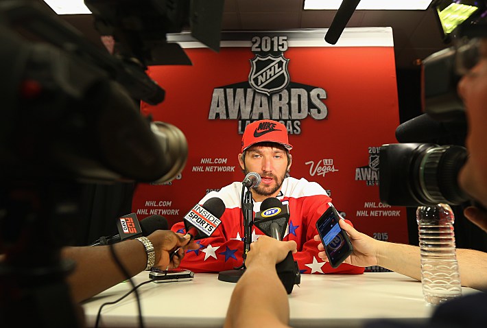 Александр ОВЕЧКИН, как обычно в Лас-Вегасе, нарасхват. Фото AFP