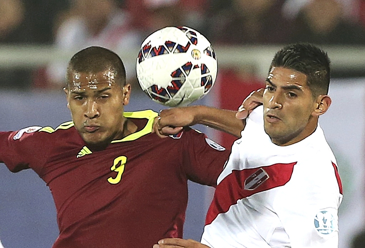 18 июня. Вальпараисо. Перу – Венесуэла – 1:0. Нападающий сборной Венесуэлы Саломон РОНДОН и перуанец Карлос САМБРАНО. Фото REUTERS