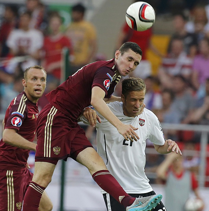 14 июня. Москва. Тушино. Россия - Австрия - 0:1. У защитника нашей сборной и ЦСКА Никиты ЧЕРНОВА был как минимум один фанат - Леонид Слуцкий. Фото REUTERS