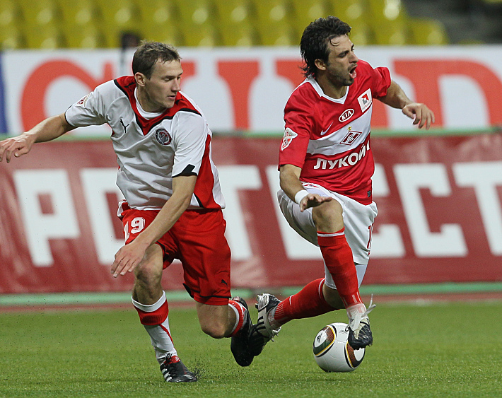 Александр КОЛОМЕЙЦЕВ против спартаковца Николаса ПАРЕХИ. Фото - Александр ФЕДОРОВ,