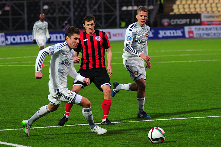 Александр КОЛОМЕЙЦЕВ (в центре) против армейцев Кирилла НАБАБКИНА и ПОнтуса ВЕРНБЛУМА. Фото - Михаил ЮРЬЕВ