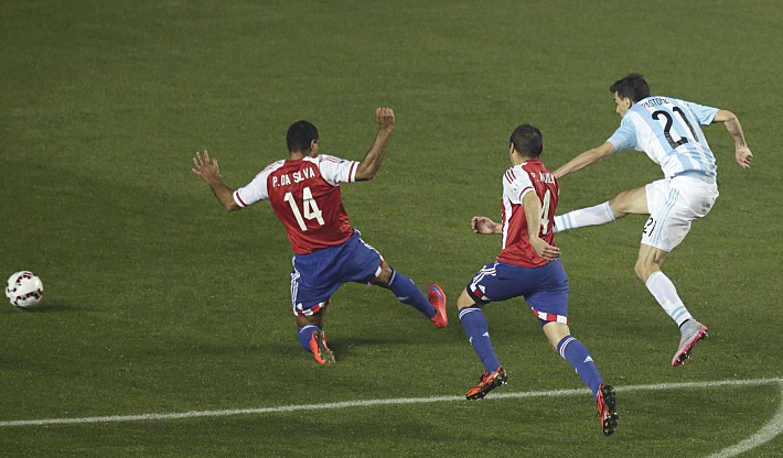 В атаке Хавьер ПАСТОРЕ (№21). Фото REUTERS