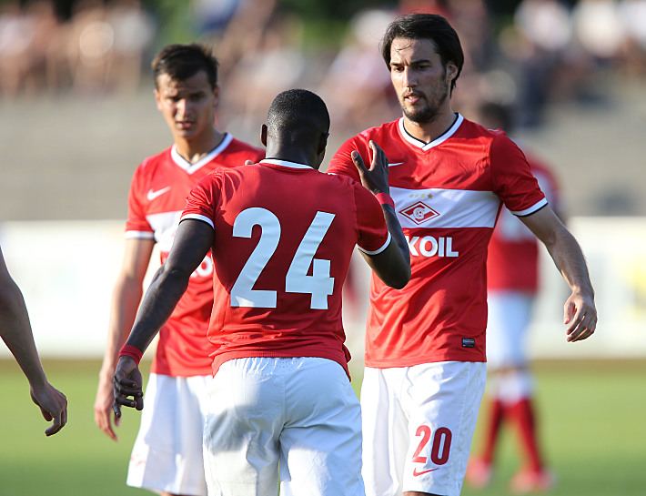 Квинси ПРОМЕС (№24) и Ивелин ПОПОВ. Фото Александр СТУПНИКОВ/ФК