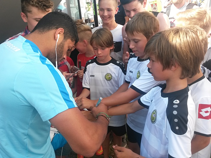 ХАЛК раздает автографы. Фото - Сергей ЦИММЕРМАН,