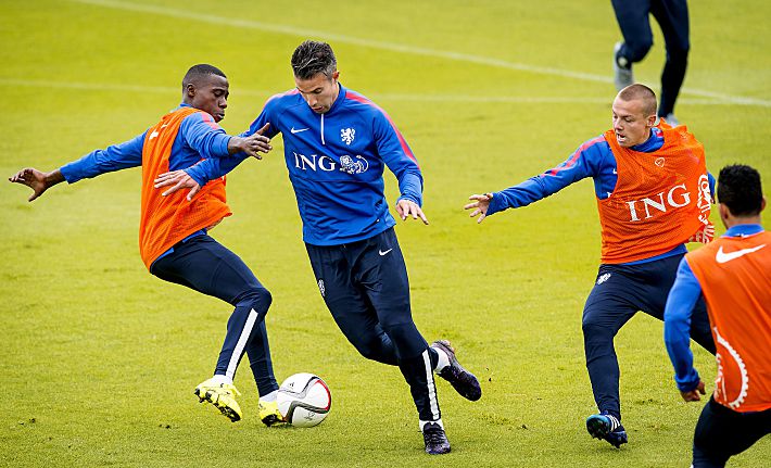 Квинси ПРОМЕС (слева) против Робина ВАН ПЕРСИ на тренировке сборной Голландии. Фото AFP