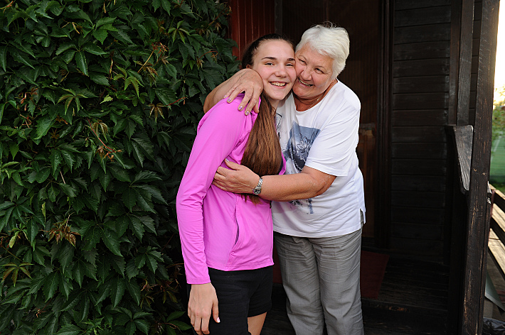 Мария ВАДЕЕВА с бабушкой. Фото Алексей ИВАНОВ,