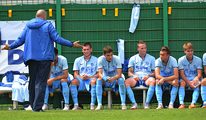 Станислав ЧЕРЧЕСОВ и его подопечные. Фото - Александр ФЕДОРОВ,