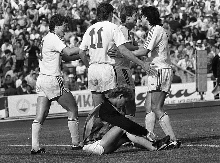 1989 год. Спартаковцы Валерий ШМАРОВ, Сергей РОДИОНОВ, Евгений КУЗНЕЦОВ и Ринат АТАУЛИН празднуют гол в ворота Андрея МАНАННИКОВА. Фото - Александр ФЕДОРОВ,