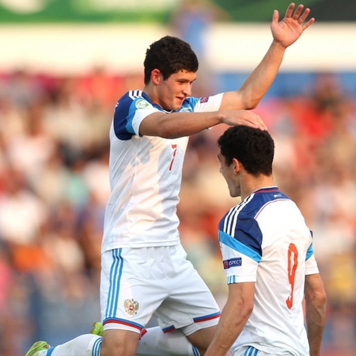 Вчера. Верия. Испания - Россия - 1:3. 54-я минута. Аяз ГУЛИЕВ (№ 7) поздравляет Рамиля ШЕЙДАЕВА с забитым мячом. Фото Михаил ШАПАЕВ РФС