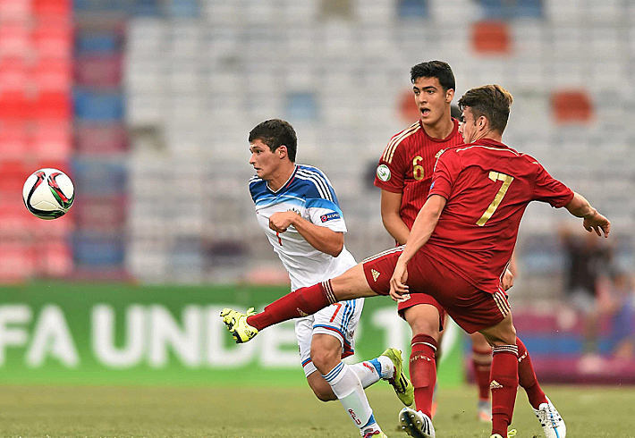 Пятница. Верия. Испания - Россиия - 1:3. Полузащитник юношеской сборной России Аяз ГУЛИЕВ (слева) поучаствовал в победе над испанцами. Фото - Sportsfile