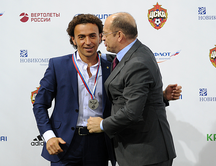 Роман БАБАЕВ и президент РФПЛ Сергей ПРЯДКИН. Фото Алексей ИВАНОВ,