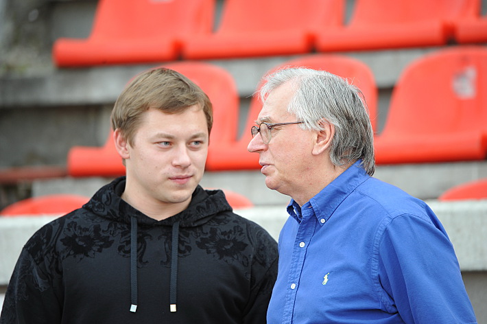 Владимир ТАРАСЕНКО с дедом Владимиром. Фото Алексей ВЬЮГИН