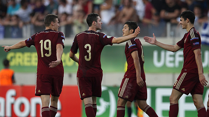 Автор дубля Никита ЧЕРНОВ (№3) прнимает поздравления от партнеров по команде. Фото - Михаил ШАПАЕВ, РФС