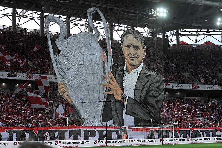 Активные фанаты красно-белых приветствуют своего кумира. Фото Александр ФЕДОРОВ,