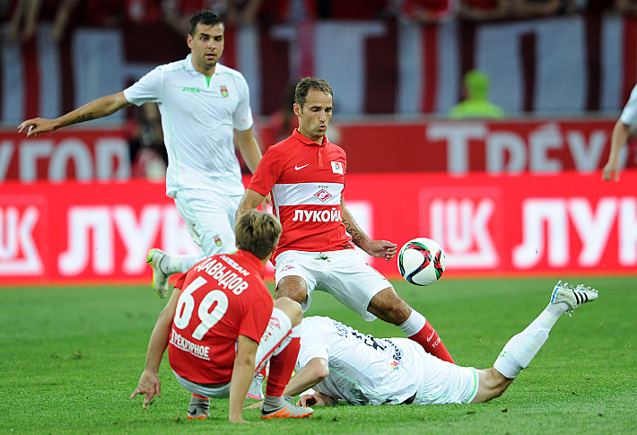 Денис ДАВЫДОВ и Роман ШИРОКОВ в борьбе за мяч. Фото Алексей ИВАНОВ,