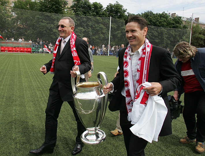 Дмитрий АЛЕНИЧЕВ (справа) с Кубком чемпионов. Фото - Александр ФЕДОРОВ,