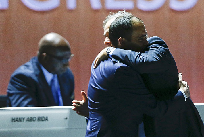 Мишель ПЛАТИНИ обнимает Али БИНА АЛЬ-ХУССЕЙНА. Фото REUTERS