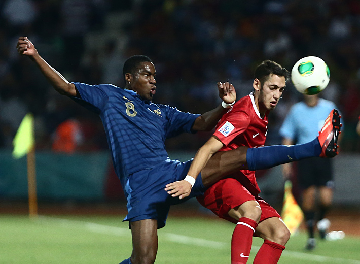 Жоффре КОНДОГБЬЯ и Хакан ЧАЛХАНОГЛУ. Фото AFP