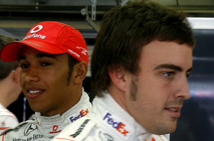 Льюис ХЭМИЛТОН (слева) и Фернандо АЛОНСО. Фото - REUTERS