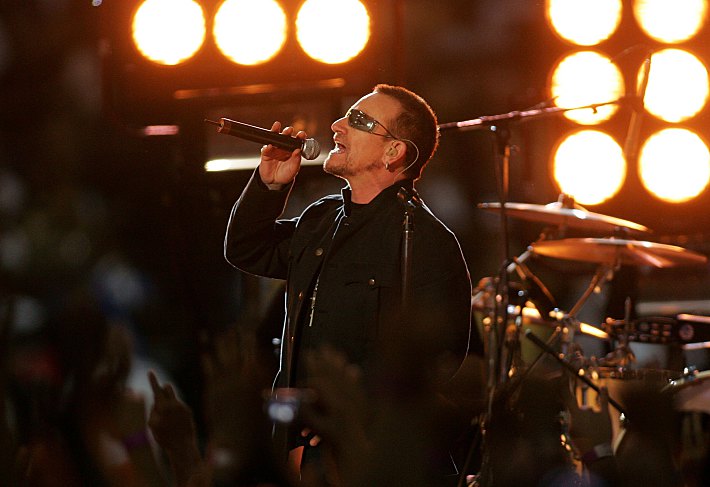 25 сентября 2006 года. Новый Орлеан. Лидер группы U2 БОНО. Фото AFP