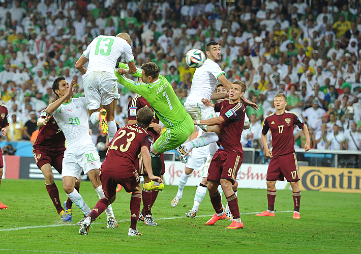 26 июня 2014 года. Куритиба. Алжир – Россия – 1:1. 60-я минута. Гол Ислама СЛИМАНИ после ошибки Игоря АКИНФЕЕВА. Фото Александр ФЕДОРОВ,