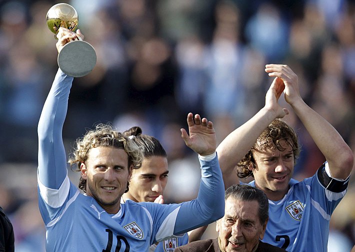 Диего ФОРЛАН попрощался со сборной. Фото - AFP