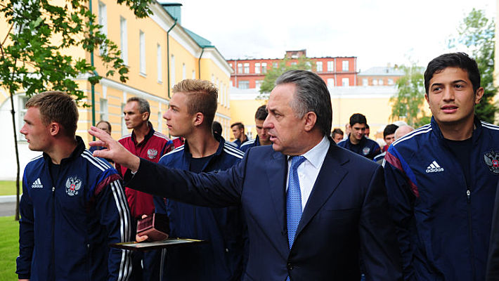 22 июля. Москва. Министр спорта РФ Виталий МУТКО (в центре) встретился с юношеской сборной России. Фото Федор УСПЕНСКИЙ,