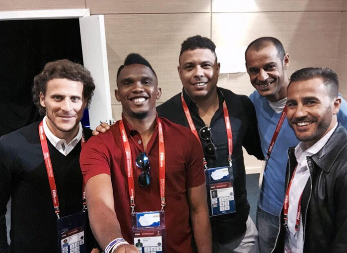 Вчера. Санкт-Петербург. Камерунская легенда Самюэль ЭТО’О (второй слева) делает селфи с лучшим игроком ЧМ-2010 уругвайцем Диего ФОРЛАНОМ, бразильским гением РОНАЛДО, португальской звездой пляжного футбола МАДЖЕРОМ и капитаном чемпионов мира-2006 итальянцем Фабио КАННАВАРО (слева направо). Фото Instagram.com