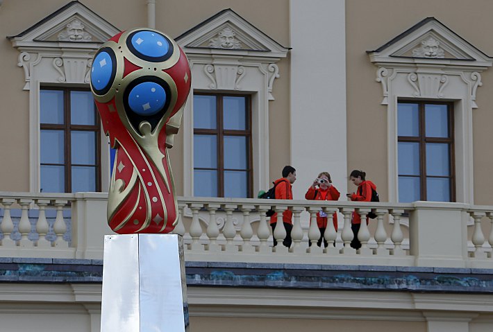 Вчера. Санкт-Петербург. Волонтеры фотографируют эмблему ЧМ-2018 в Константиновском дворце. Фото REUTERS