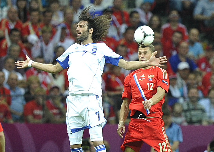 16 июня 2012 года. Варшава. Россия - Греция - 0:1. Алексей БЕРЕЗУЦКИЙ (№12) против Георгиоса САМАРАСА. Фото Александр ФЕДОРОВ,